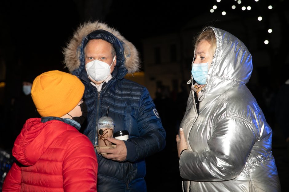 Epidemiologai su pasibaisėjimu stebi masinius susibūrimus prie eglučių