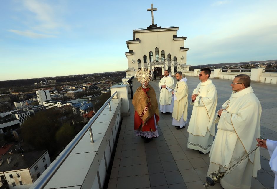 Kitokios Velykos: kauniečius palaimino nuo Prisikėlimo bažnyčios stogo