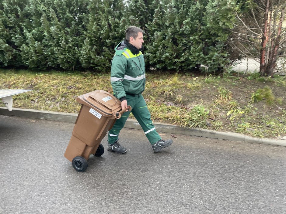 Individualūs maisto atliekų rūšiavimo konteineriai paliekami klaipėdiečių kiemuose