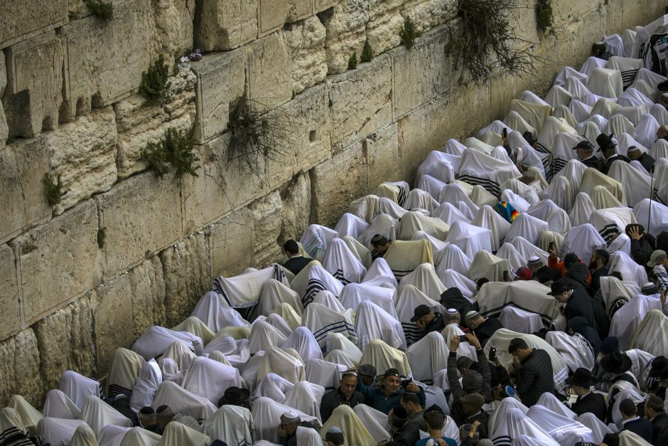 Tūkstančiai žydų maldininkų susirinko prie Raudų sienos