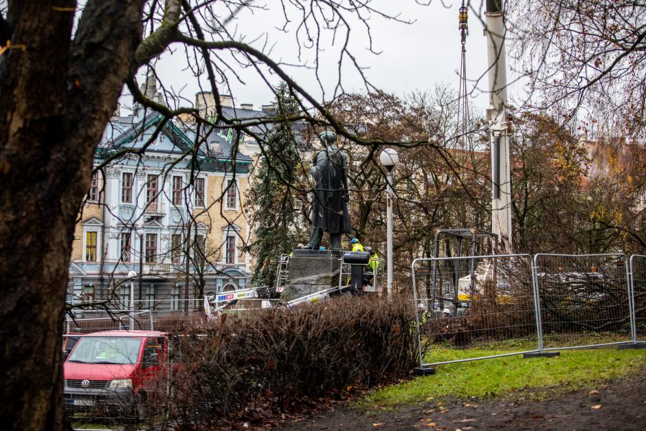 A. Užkalnis: P. Cvirka paminklu buvo įvertintas už tai, kad atvežė į Lietuvą Stalino saulę