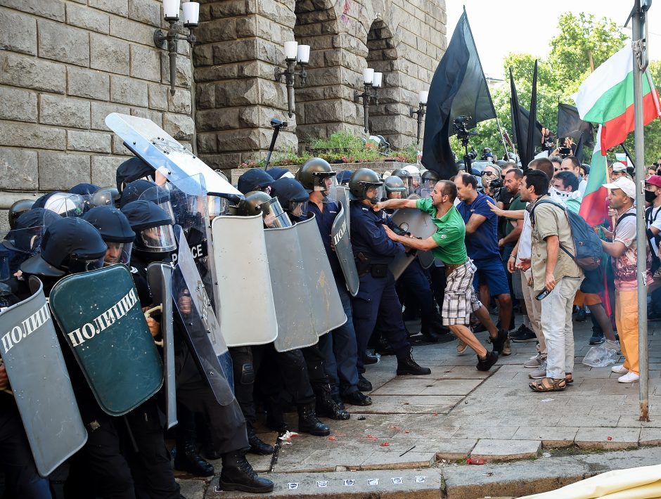 Bulgarijoje per protestuotojų ir policijos susirėmimus sužeisti dešimtys žmonių