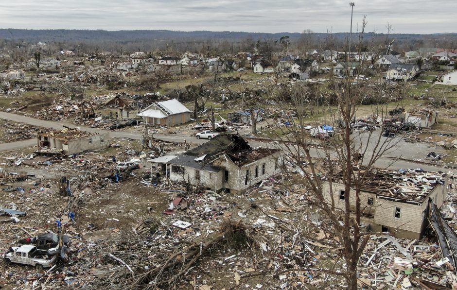 JAV prezidentas aplankė tornadų nusiaubtas šalies vietoves ir pažadėjo joms pagalbą