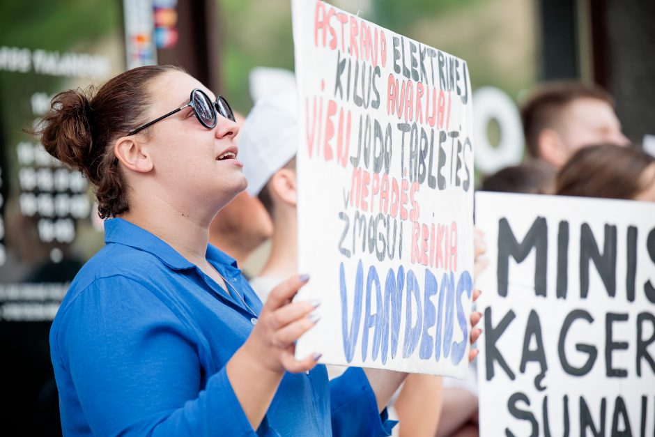 Prie Aplinkos ministerijos protestuojanti Pagirių bendruomenė prieštarauja vandenvietės sumažinimui