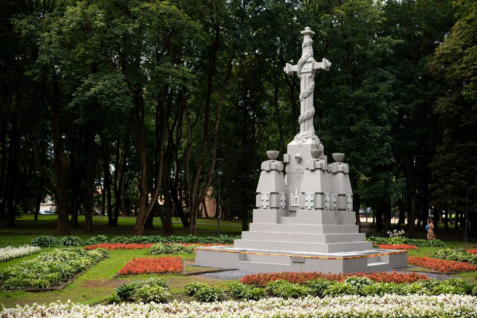 Pagarba istorinei atminčiai: Ramybės parke atnaujintas monumentas