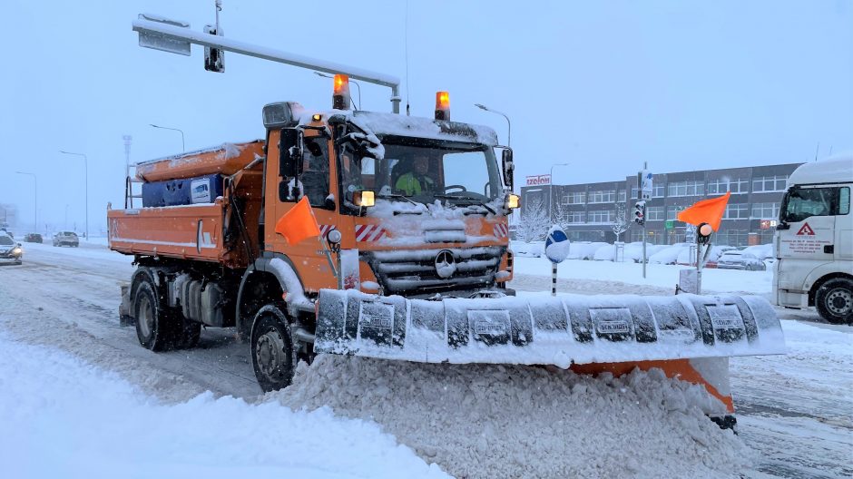 Klaipėdos gatvių valytojai dirba po 20 valandų per parą