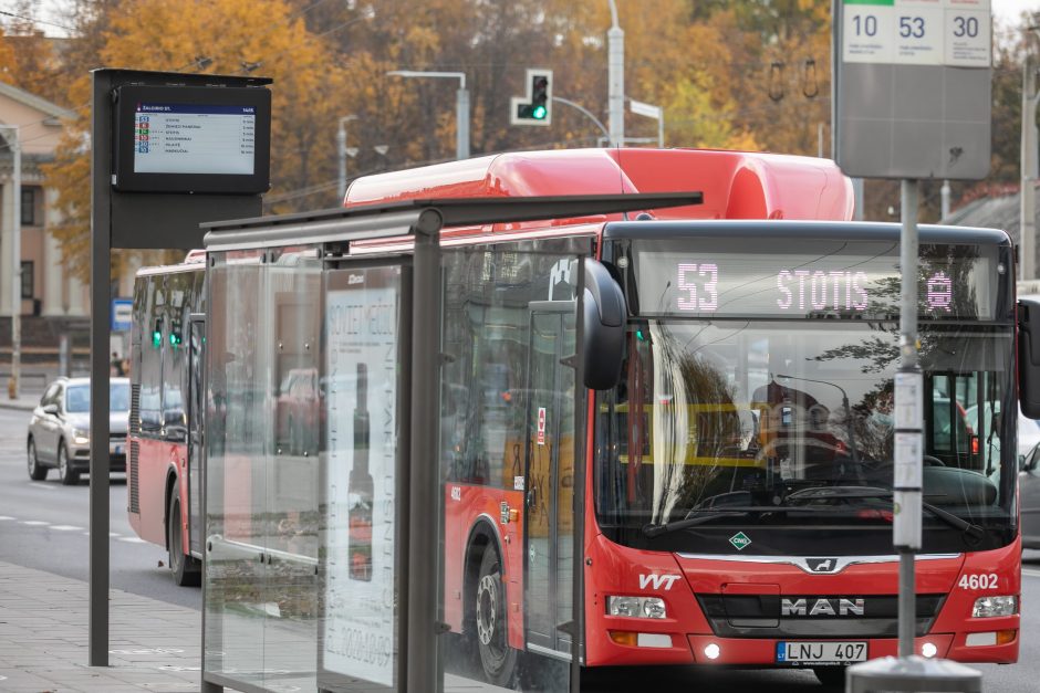 Vilniuje keleivių patogumui – 20 naujų švieslenčių stotelėse