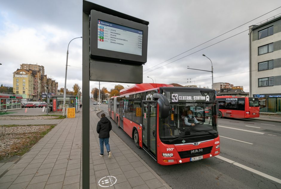 Vilniuje keleivių patogumui – 20 naujų švieslenčių stotelėse