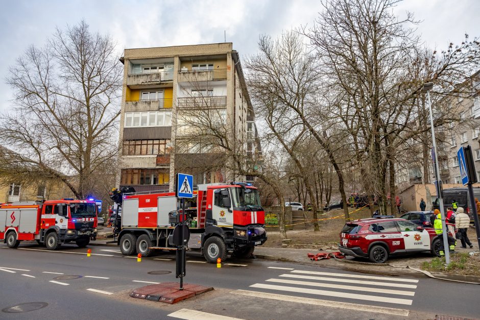 Pradedami Naujininkuose nuo sprogimo nukentėjusio daugiabučio atstatymo darbai