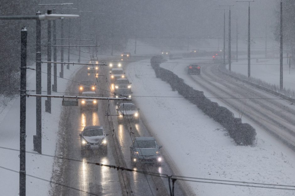 Naktį eismo sąlygas sunkins snygis, rūkas ir plikledis