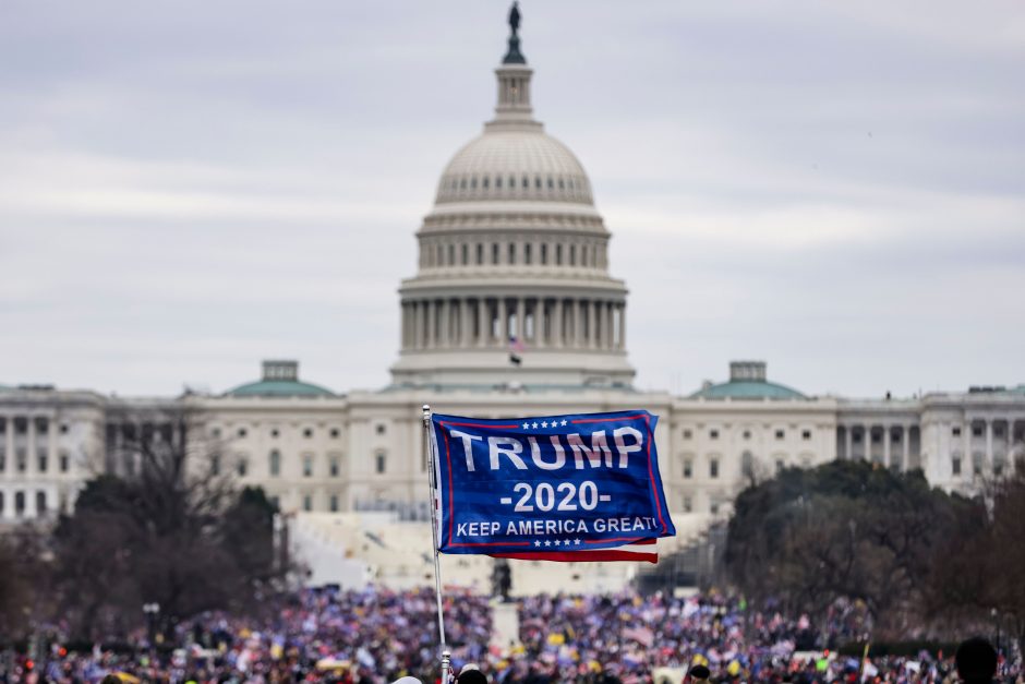 Vašingtone D. Trumpo šalininkų minia šturmavo Kapitolijų, sunkiai sužeista moteris