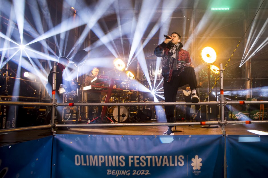 Olimpinis festivalis „Beijing 2022“ atidarytas: D. Montvydas dainomis tirpdė čiuožyklos ledą