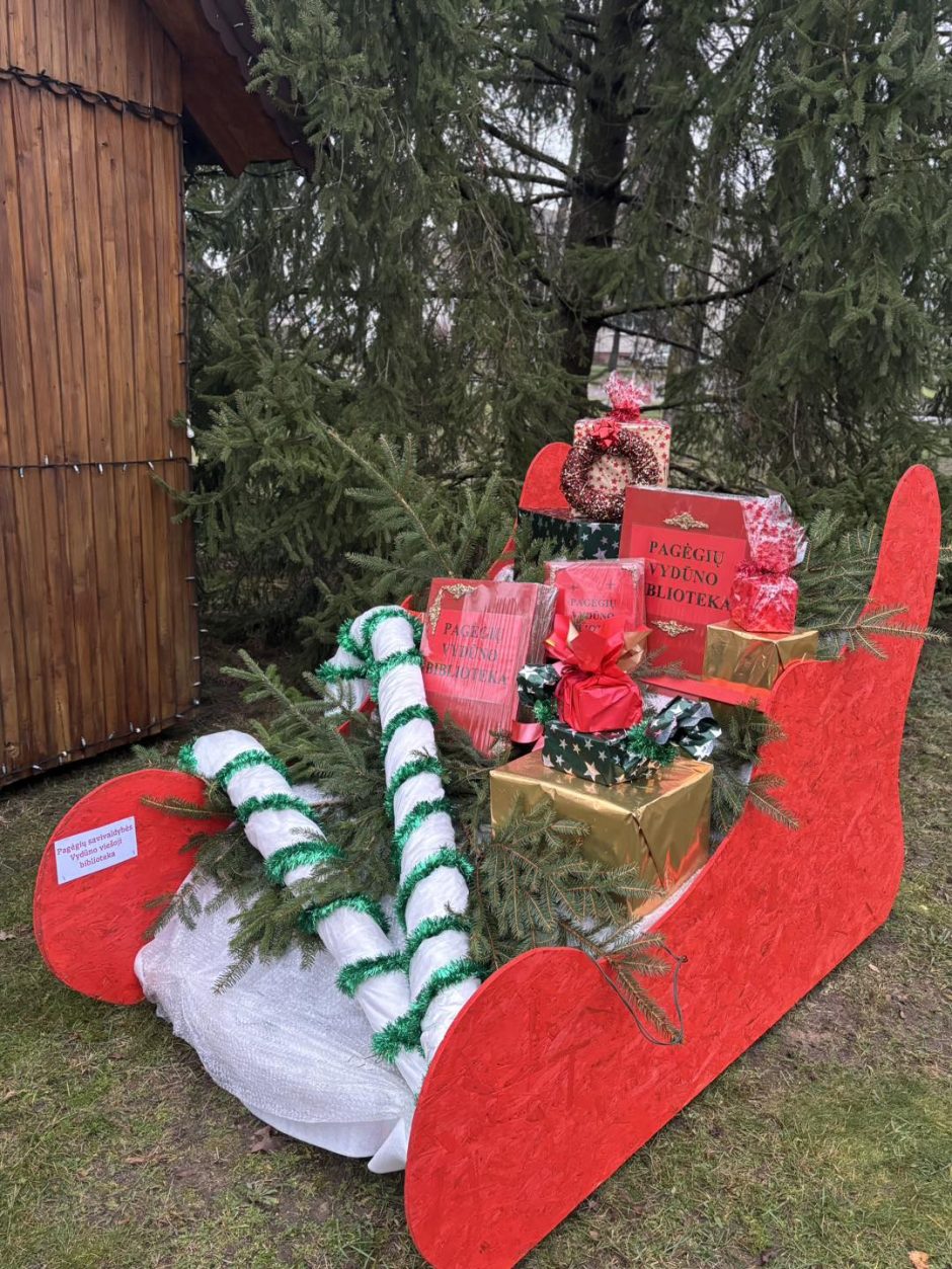 Pagėgiuose įžiebta natūrali Kalėdų eglutė