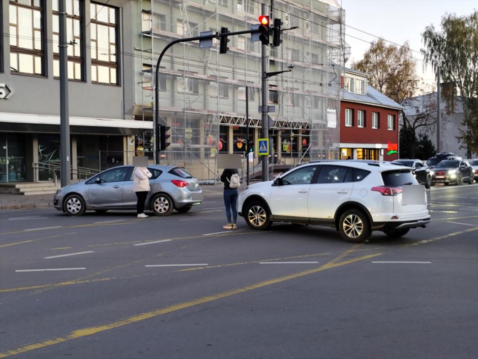 K. Petrausko gatvėje susidūrė moterų vairuojami automobiliai: negalėjo pravažiuoti troleibusai