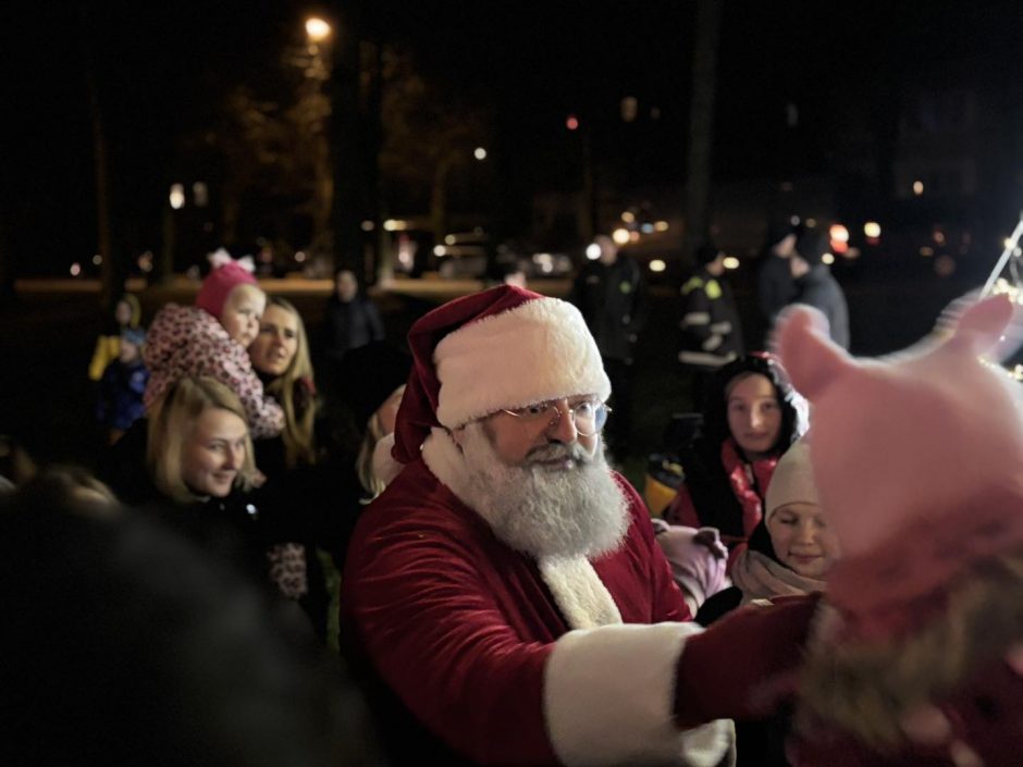 Pagėgiuose įžiebta natūrali Kalėdų eglutė