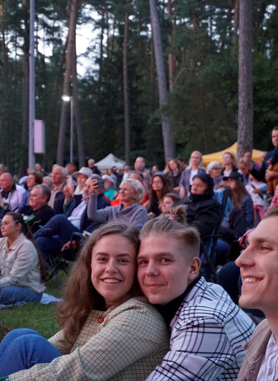 Pirmoji festivalio „Akacijų alėja‘22“ diena: nuoširdūs žodžiai ir festivalio įkūrėjo dainos