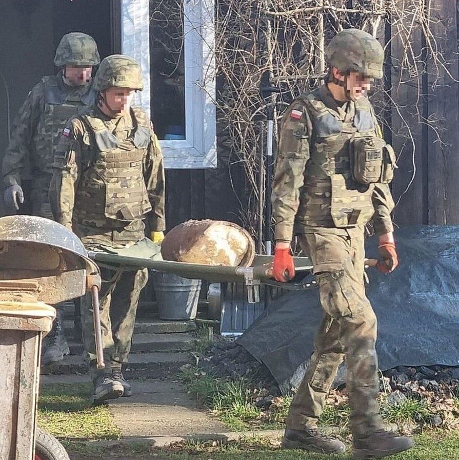 Šeima beveik 80 metų pragyveno su nesprogusia bomba po grindimis