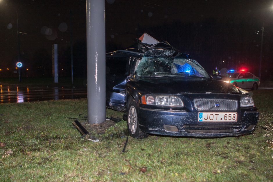 Pramonės prospekte „Volvo“ rėžėsi į stulpą, sužaloti du vyrai