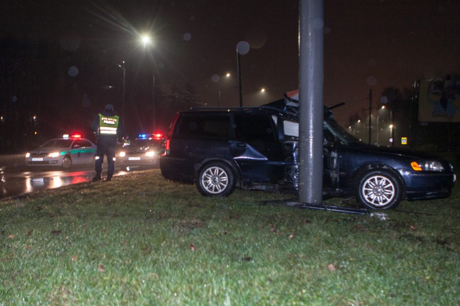 Pramonės prospekte „Volvo“ rėžėsi į stulpą, sužaloti du vyrai