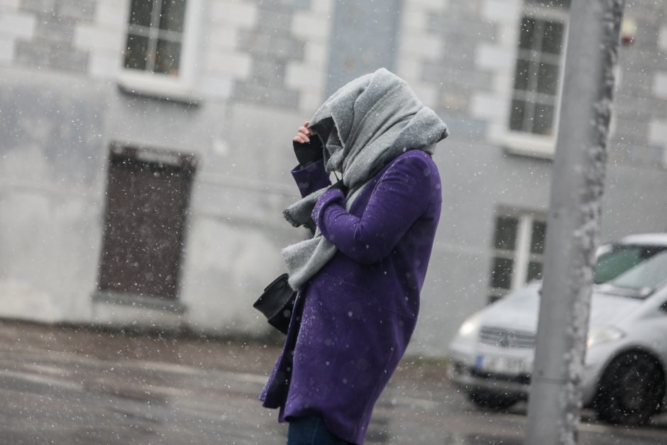 Eismo sąlygas naktį sunkins plikledis, lijundra, šlapdriba