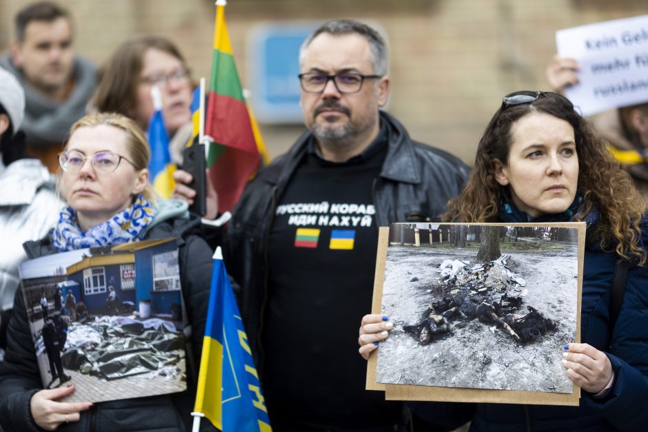 Keli šimtai žmonių prie Vokietijos ambasados ragino Berlyną atsibusti dėl karo Ukrainoje