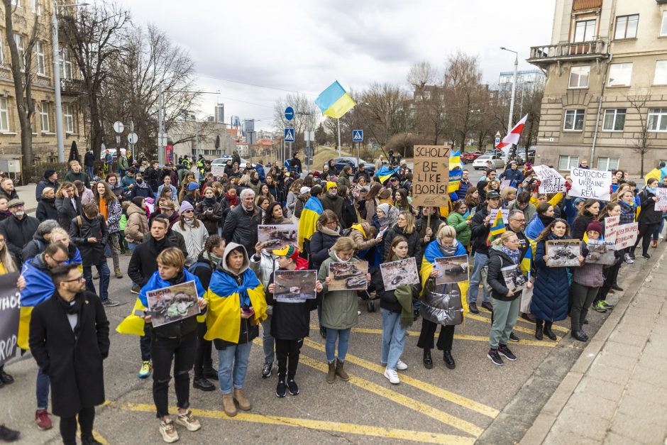 Keli šimtai žmonių prie Vokietijos ambasados ragino Berlyną atsibusti dėl karo Ukrainoje