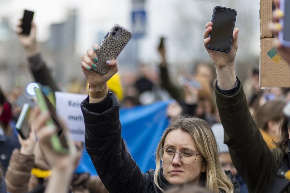 Keli šimtai žmonių prie Vokietijos ambasados ragino Berlyną atsibusti dėl karo Ukrainoje