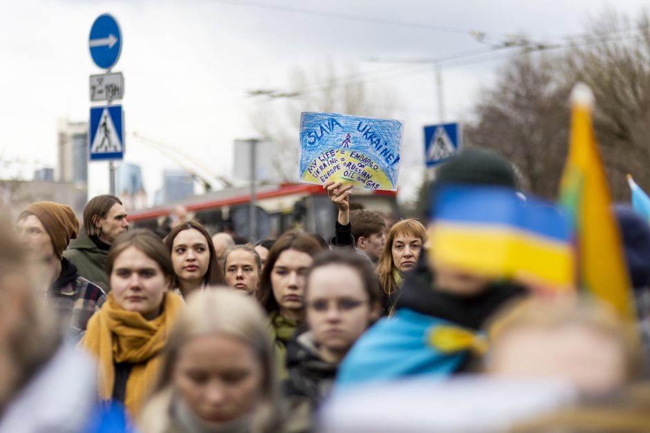 Keli šimtai žmonių prie Vokietijos ambasados ragino Berlyną atsibusti dėl karo Ukrainoje