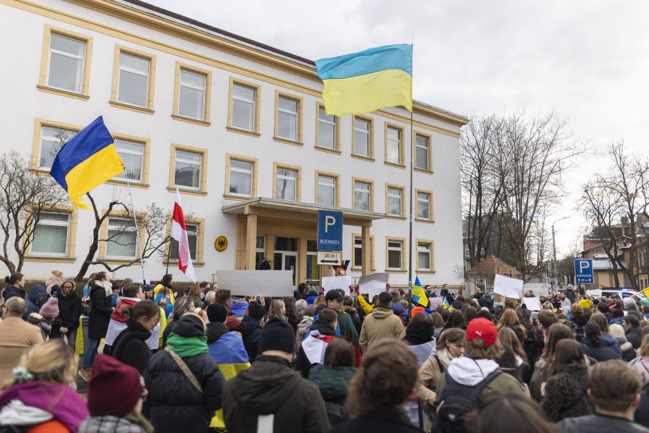 Keli šimtai žmonių prie Vokietijos ambasados ragino Berlyną atsibusti dėl karo Ukrainoje