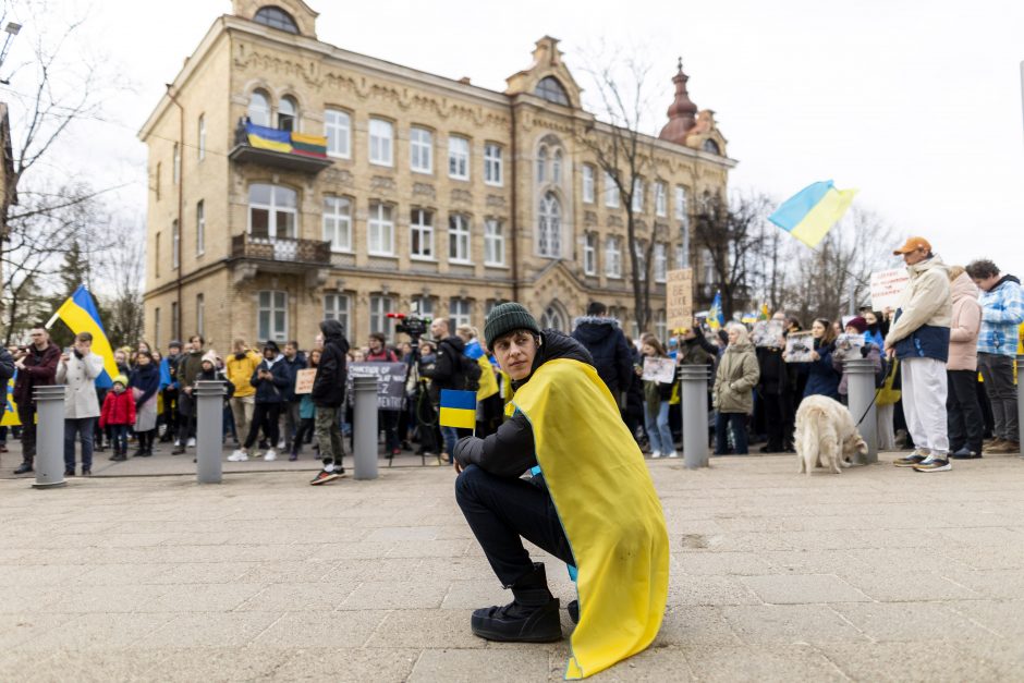 Keli šimtai žmonių prie Vokietijos ambasados ragino Berlyną atsibusti dėl karo Ukrainoje