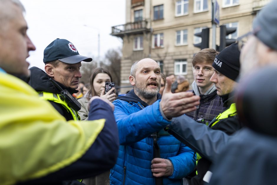 Keli šimtai žmonių prie Vokietijos ambasados ragino Berlyną atsibusti dėl karo Ukrainoje