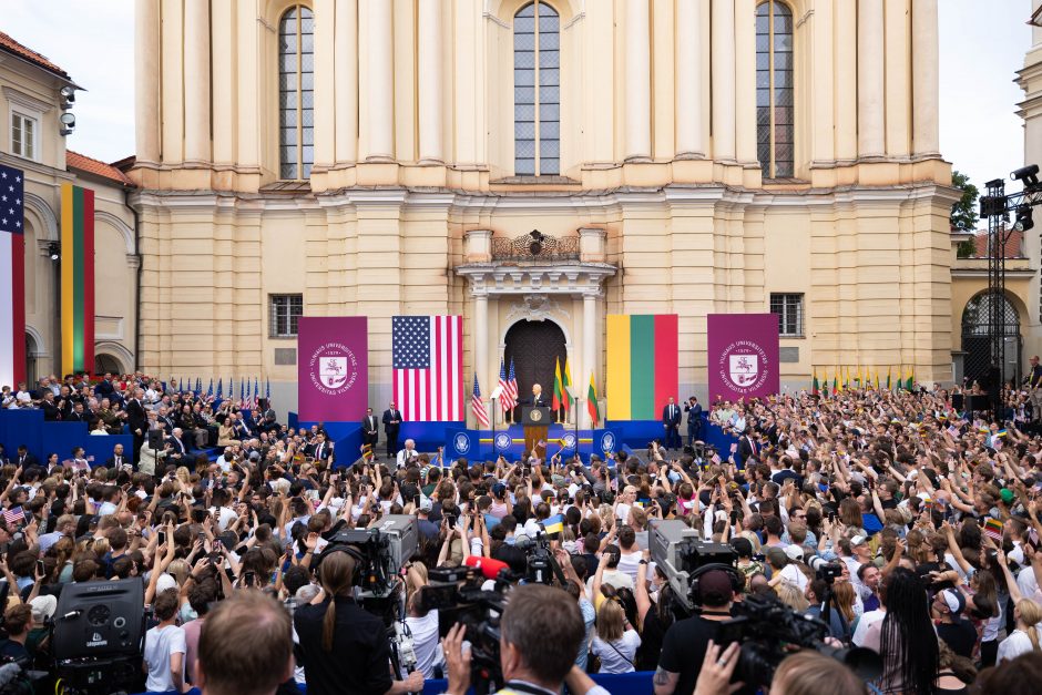 Leipsta juokais dėl J. Bideno kalbos titrų: kodėl skumbrė yra šventa?