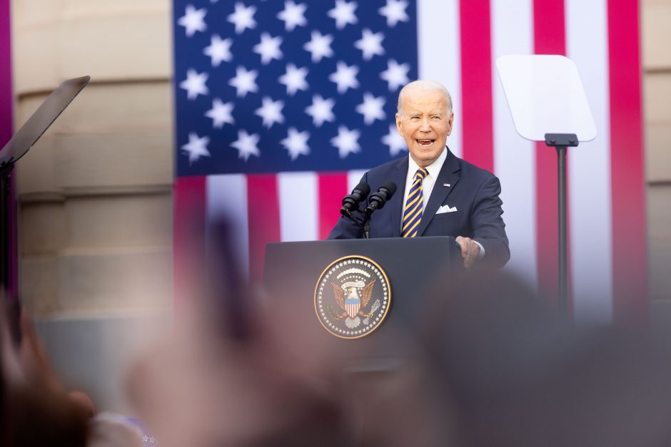 Leipsta juokais dėl J. Bideno kalbos titrų: kodėl skumbrė yra šventa?