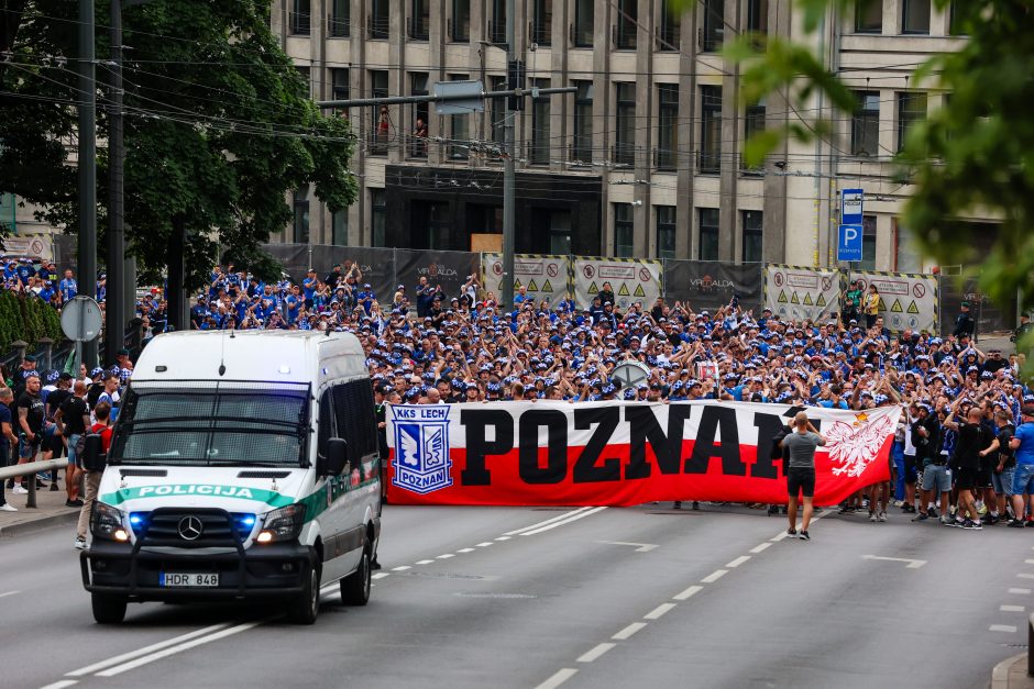 Futbolo varžybos Kaune: lenkų sirgaliai išpaišė stadiono sienas