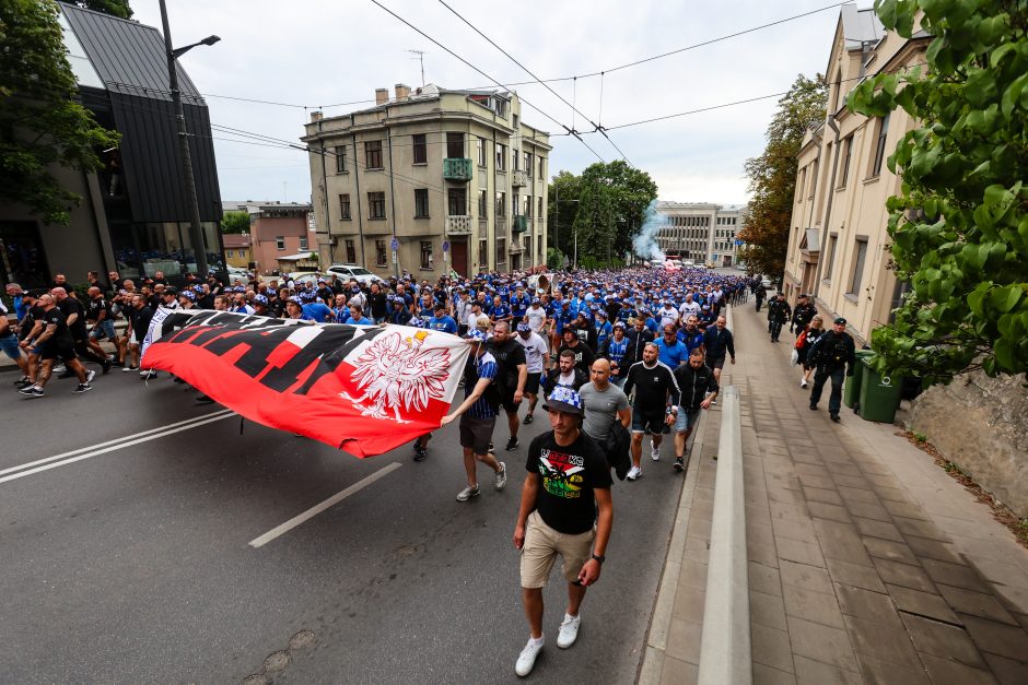 Futbolo varžybos Kaune: lenkų sirgaliai išpaišė stadiono sienas