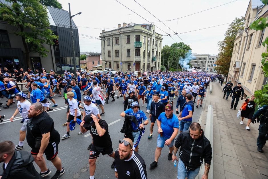 Futbolo varžybos Kaune: lenkų sirgaliai išpaišė stadiono sienas