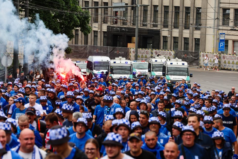 Futbolo varžybos Kaune: lenkų sirgaliai išpaišė stadiono sienas