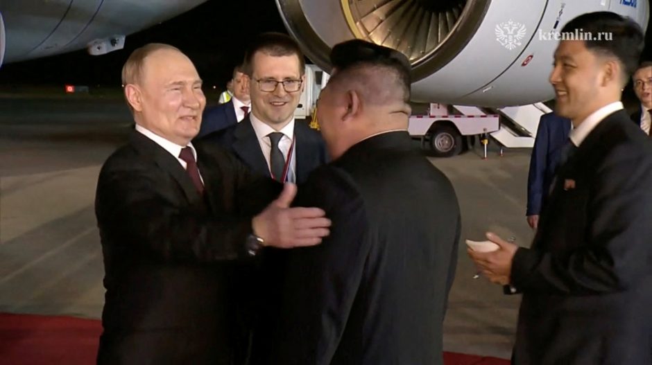 Į Šiaurės Korėją atvykusį V. Putiną pasitiko pats lyderis