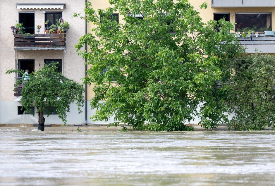 Vokietijoje moteris per potvynį dvi su puse paros praleido medyje