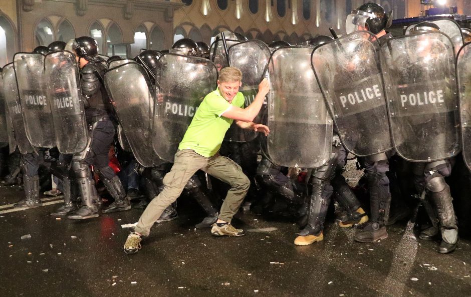 Protestai Tbilisyje virto Gruzijos parlamento šturmu: sužeista per 50 žmonių