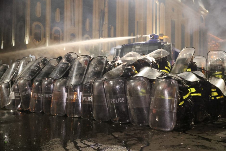 Protestai Tbilisyje virto Gruzijos parlamento šturmu: sužeista per 50 žmonių