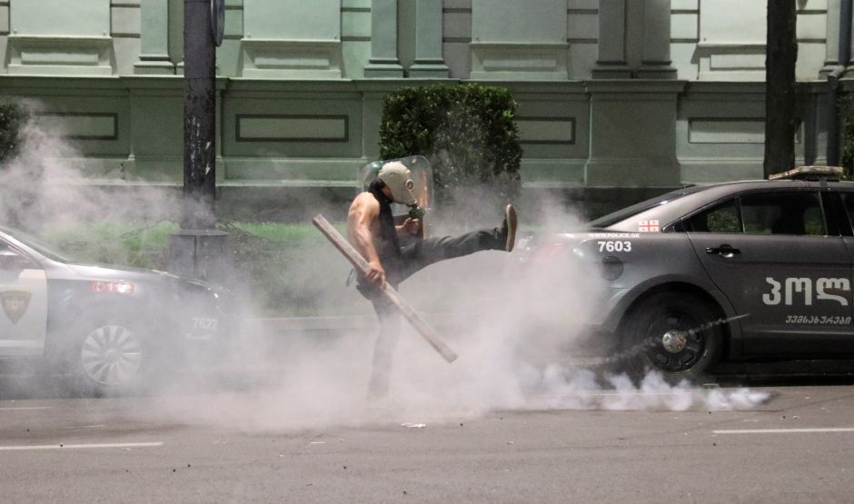 Protestai Tbilisyje virto Gruzijos parlamento šturmu: sužeista per 50 žmonių