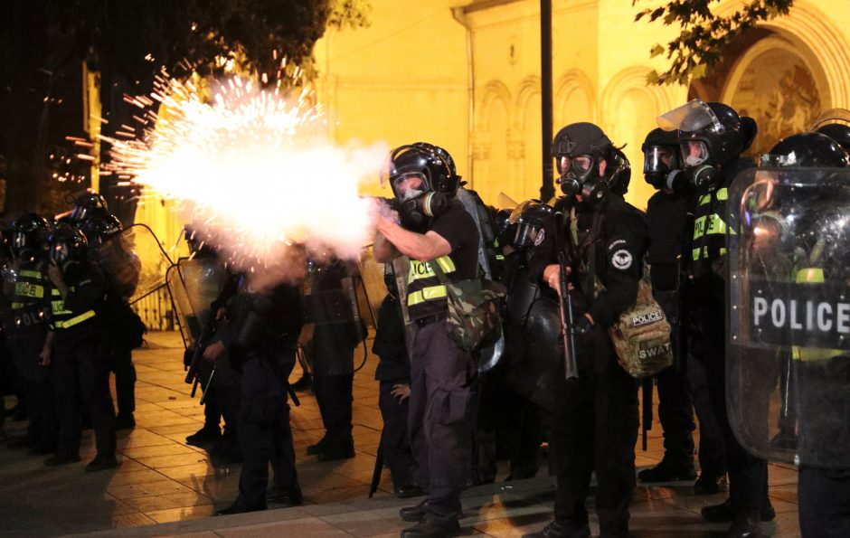 Protestai Tbilisyje virto Gruzijos parlamento šturmu: sužeista per 50 žmonių