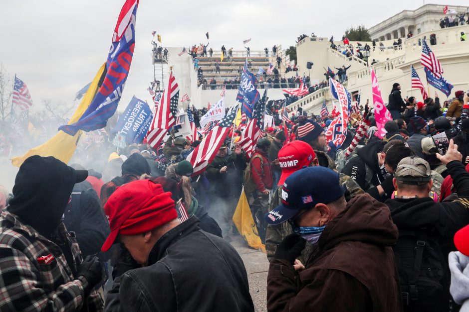 Vašingtone D. Trumpo šalininkų minia šturmavo Kapitolijų, sunkiai sužeista moteris