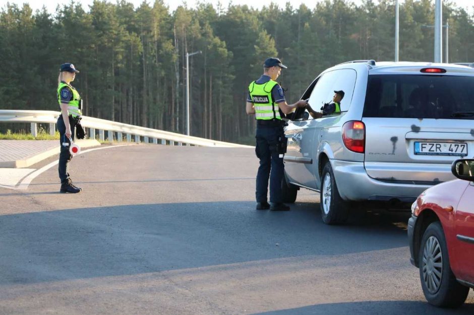 Anksti ryte į darbus važiuojančius kauniečius pasitiko policijos pareigūnai