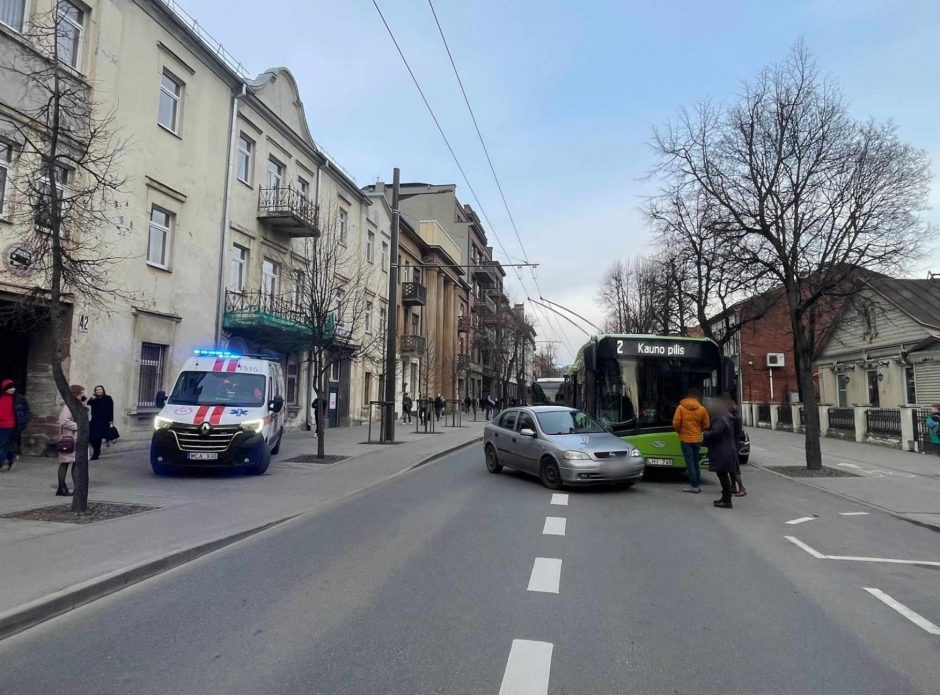 Kęstučio gatvėje susidūrė troleibusas ir „Opel Astra“: į ligoninę išvežta moteris