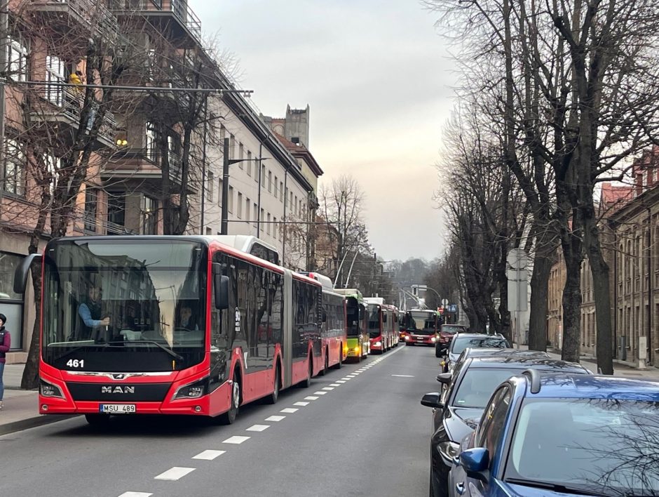 Kęstučio gatvėje susidūrė troleibusas ir „Opel Astra“: į ligoninę išvežta moteris