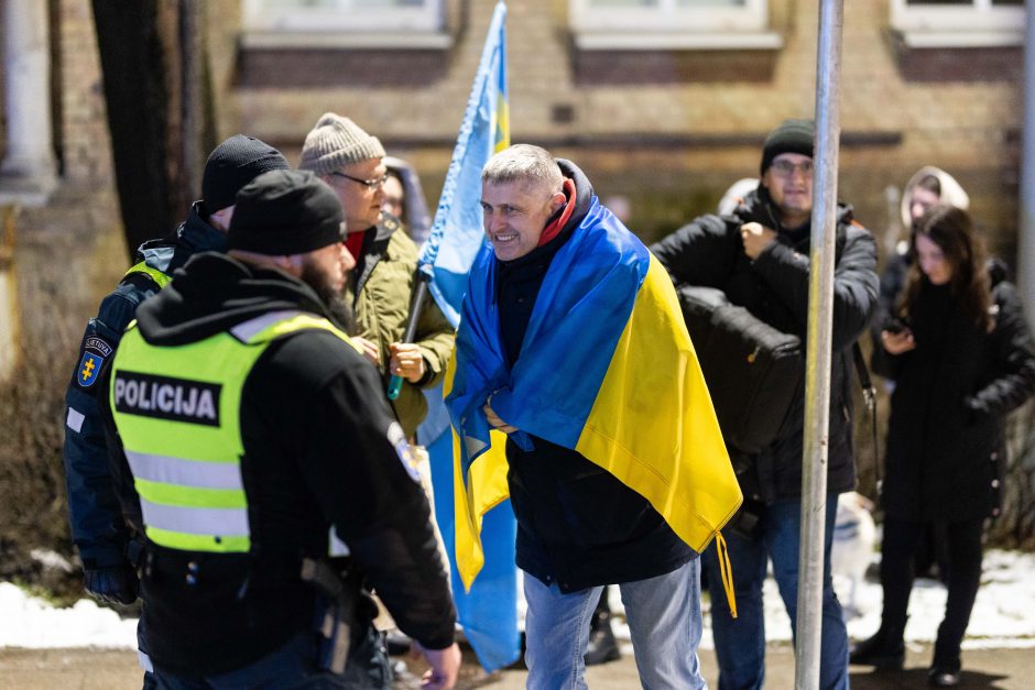 Keli šimtai žmonių prie Vokietijos ambasados ragina Berlyną perduoti tankų Ukrainai