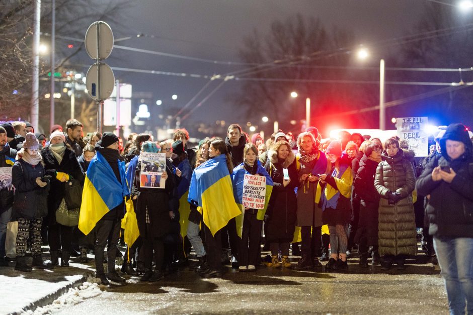 Keli šimtai žmonių prie Vokietijos ambasados ragina Berlyną perduoti tankų Ukrainai