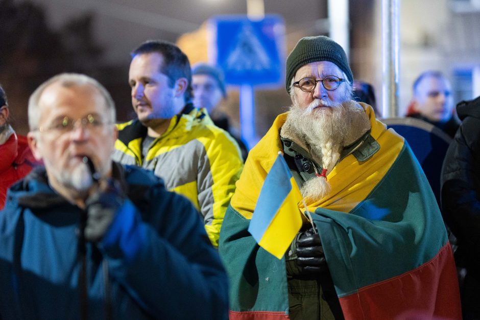 Keli šimtai žmonių prie Vokietijos ambasados ragina Berlyną perduoti tankų Ukrainai